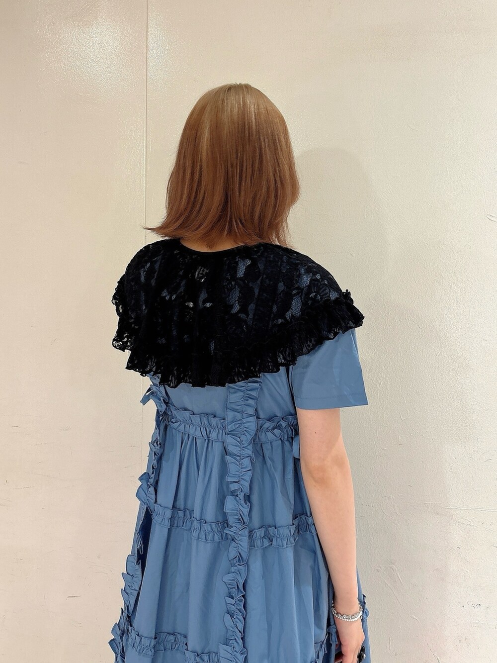 ブルー系のワンピース、ブラック系のサンダル、ブラック系の付け襟を着用したレディースの夏コーディネートの4枚目の写真