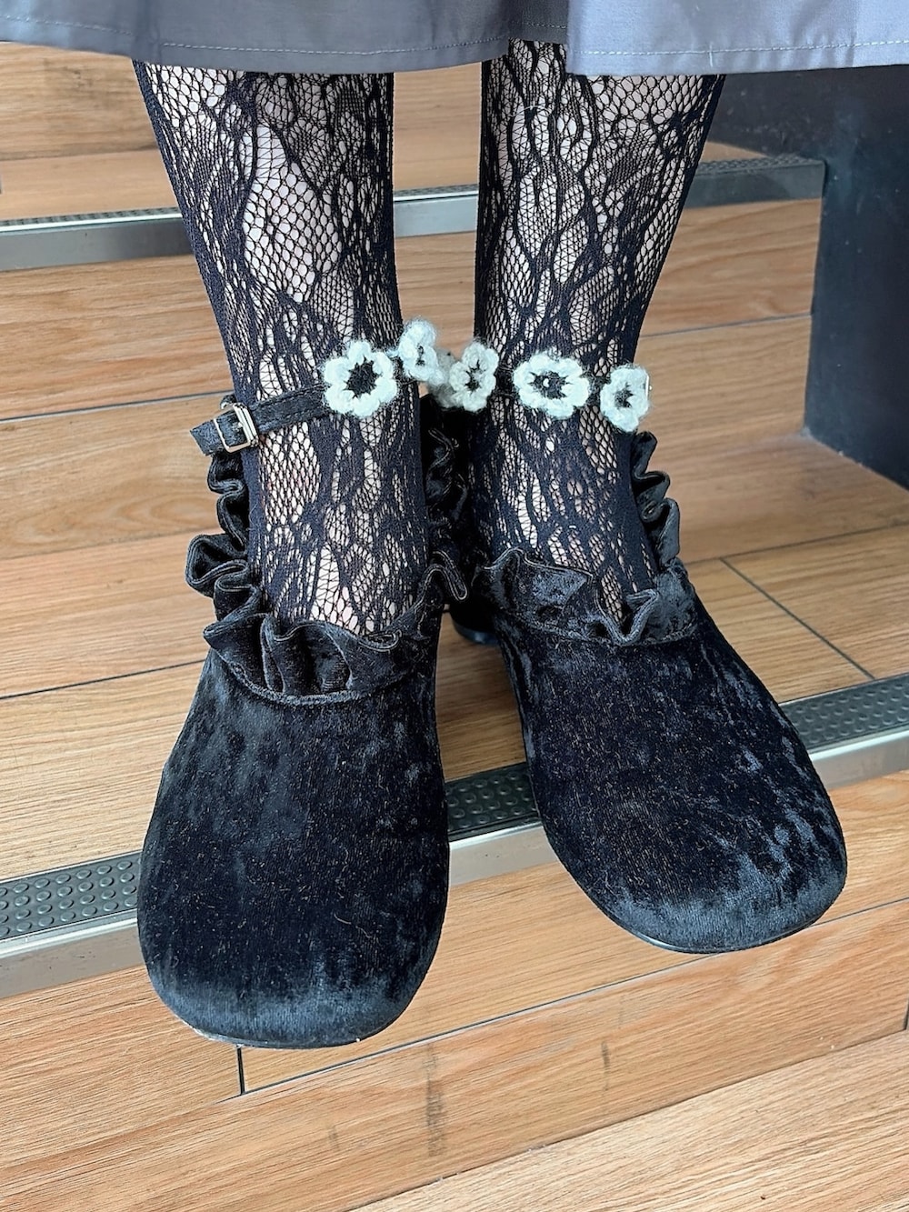 グレー系のシャツ/ブラウス、グレー系のスカート、ブラック系のパンプスを着用したレディースの夏コーディネートの7枚目の写真