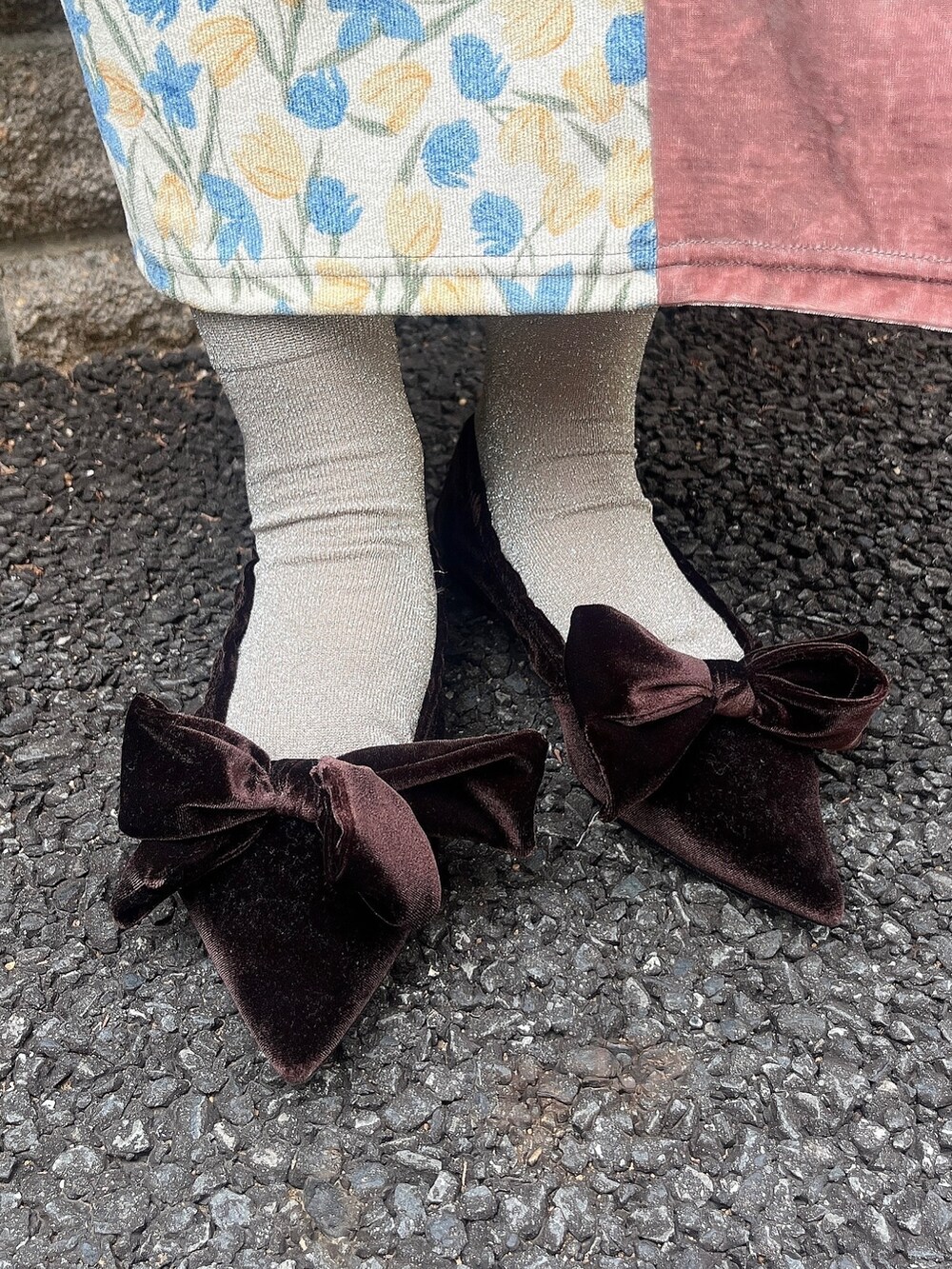 ホワイト系のTシャツ/カットソー、ピンク系のワンピース、ブラウン系のパンプスを着用したレディースの夏コーディネートの3枚目の写真