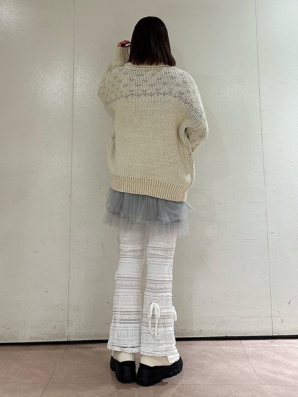 ホワイト系のその他パンツ、ホワイト系のローファー、ブルー系のカーディガン/ボレロを着用したレディースの冬コーディネートの2枚目の写真