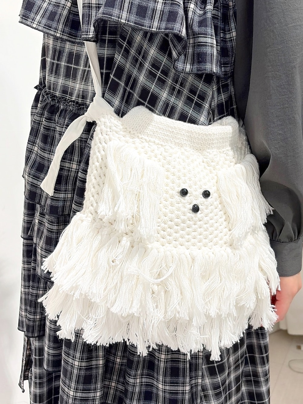 グレー系のシャツ/ブラウス、ブラック系のワンピース、ホワイト系のショルダーバッグを着用したレディースの夏コーディネートの8枚目の写真