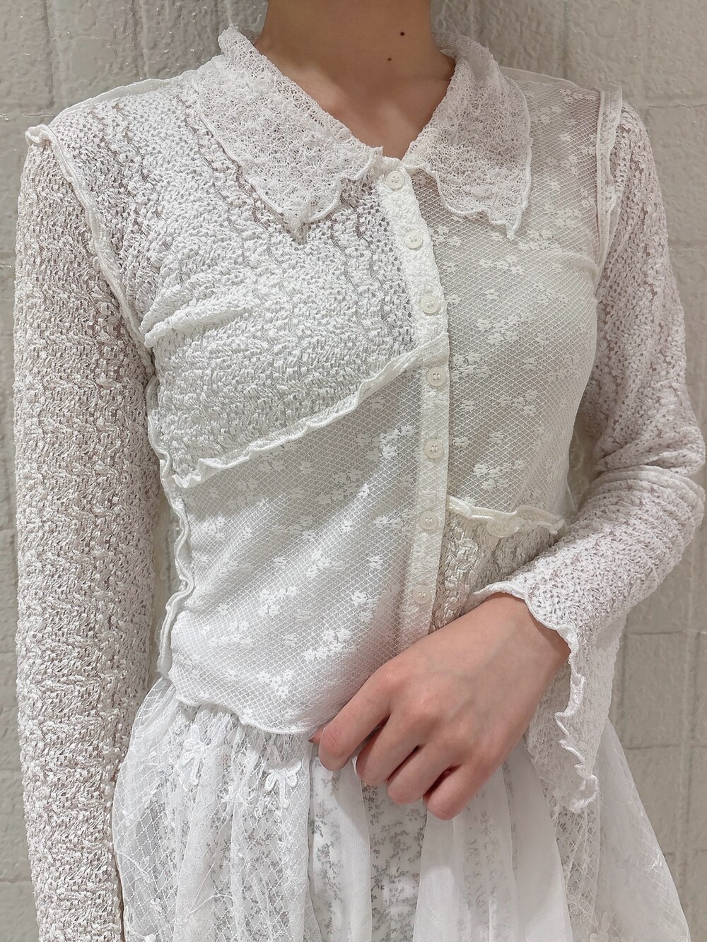 ホワイト系のカーディガン/ボレロ、ホワイト系のスカート、ホワイト系のスカートを着用したレディースの冬コーディネートの5枚目の写真