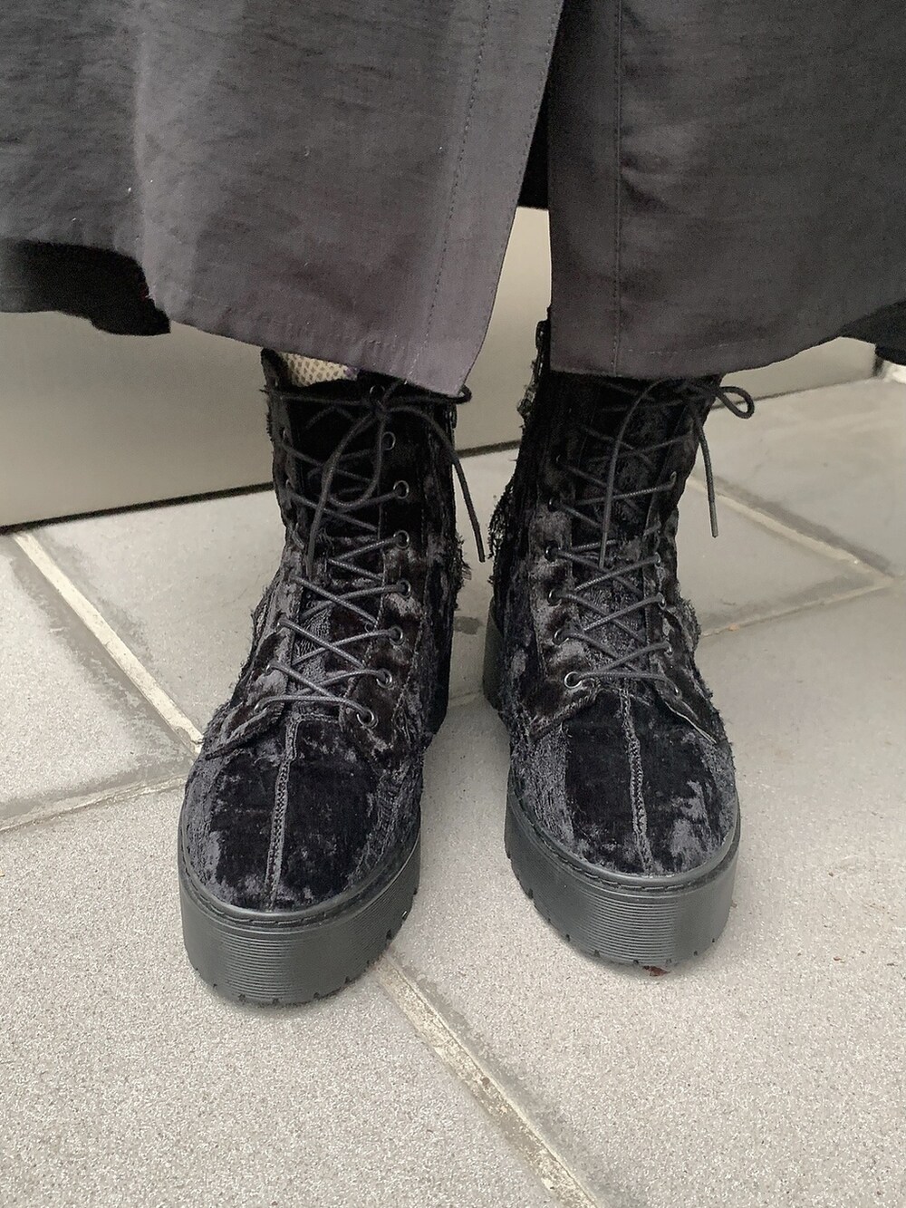 ブラック系のその他アウター、ブラック系のブーツ、ベージュ系のハンドバッグを着用したレディースの秋コーディネートの3枚目の写真