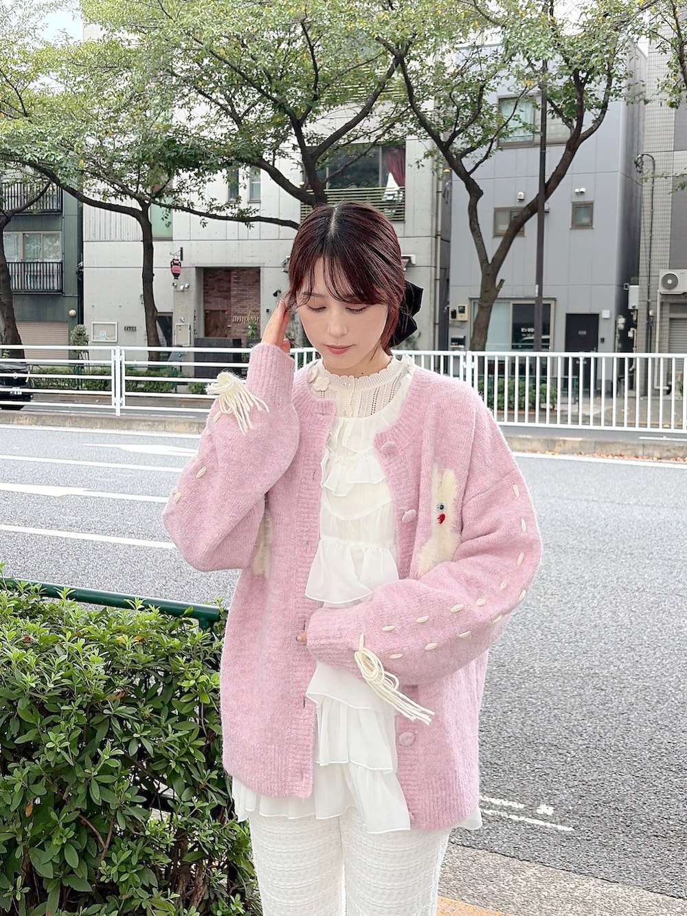 ホワイト系のシャツ/ブラウス、ピンク系のカーディガン/ボレロ、ホワイト系のニット/セーターを着用したレディースの秋コーディネートの4枚目の写真