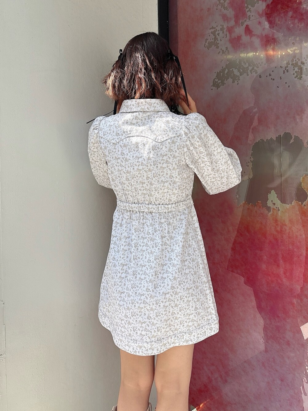 ホワイト系のワンピース、ピンク系のブーツを着用したレディースの春コーディネートの4枚目の写真