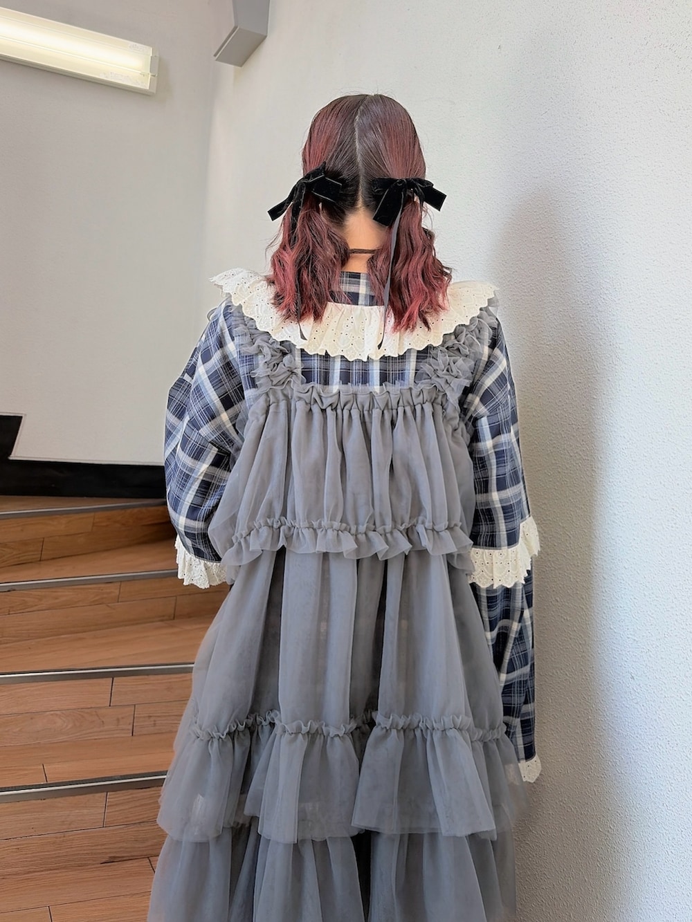 ブルー系のシャツ/ブラウス、グレー系のワンピース、ブラック系のカーゴパンツを着用したレディースの春コーディネートの4枚目の写真