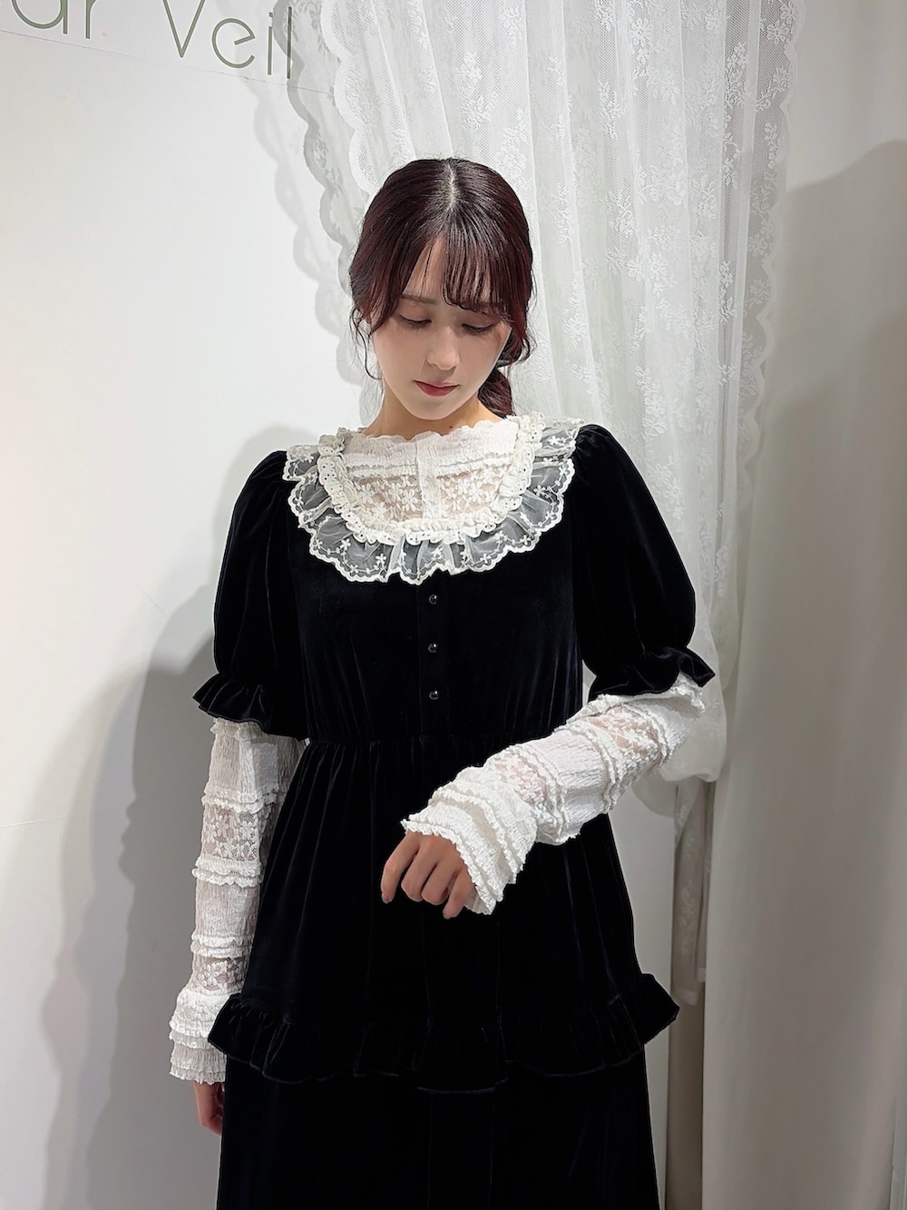 ホワイト系のTシャツ/カットソー、ブラック系のワンピース、ブラック系のバレエシューズを着用したレディースの春コーディネートの3枚目の写真