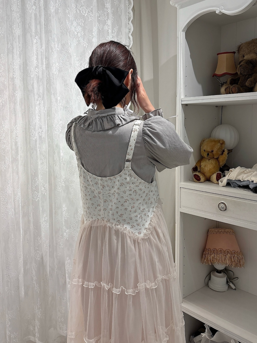 ピンク系のワンピース、グレー系のシャツ/ブラウス、ピンク系のブーツを着用したレディースの秋コーディネートの4枚目の写真