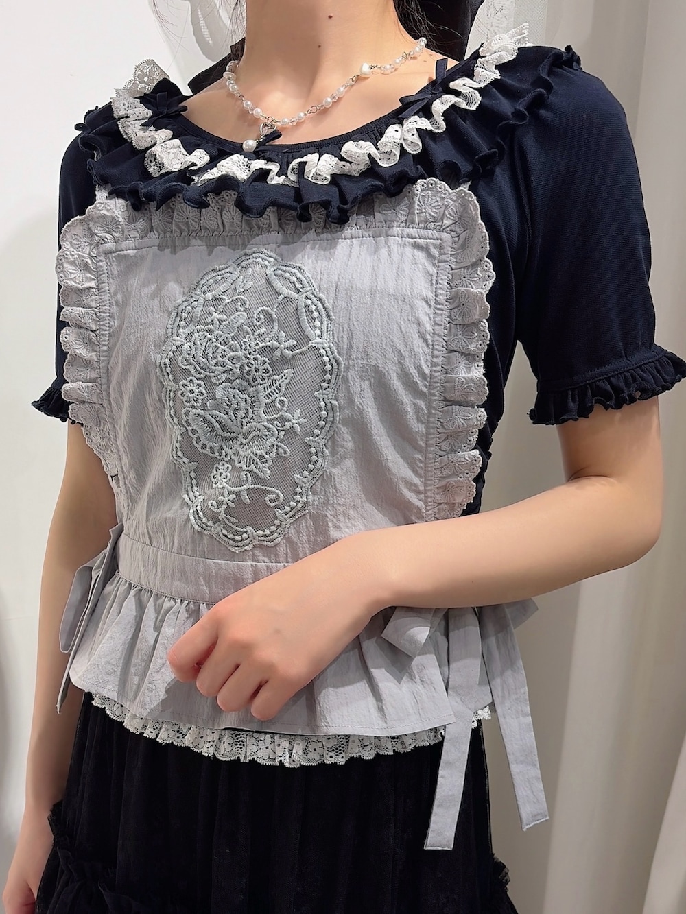 ブルー系のTシャツ/カットソー、ブルー系のシャツ/ブラウス、ブラック系のスカートを着用したレディースの春コーディネートの5枚目の写真