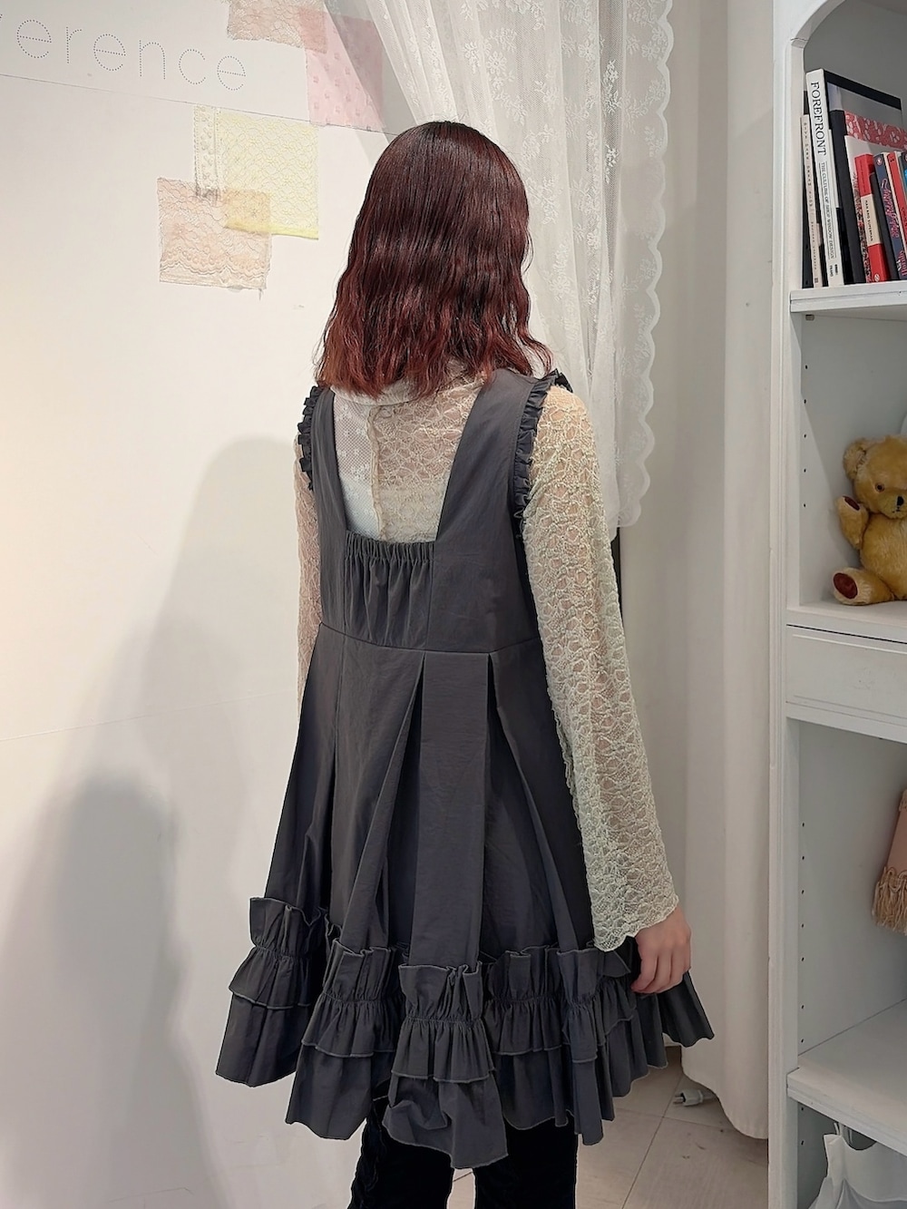 ベージュ系のシャツ/ブラウス、グレー系のワンピース、ブラック系のその他パンツを着用したレディースの冬コーディネートの4枚目の写真