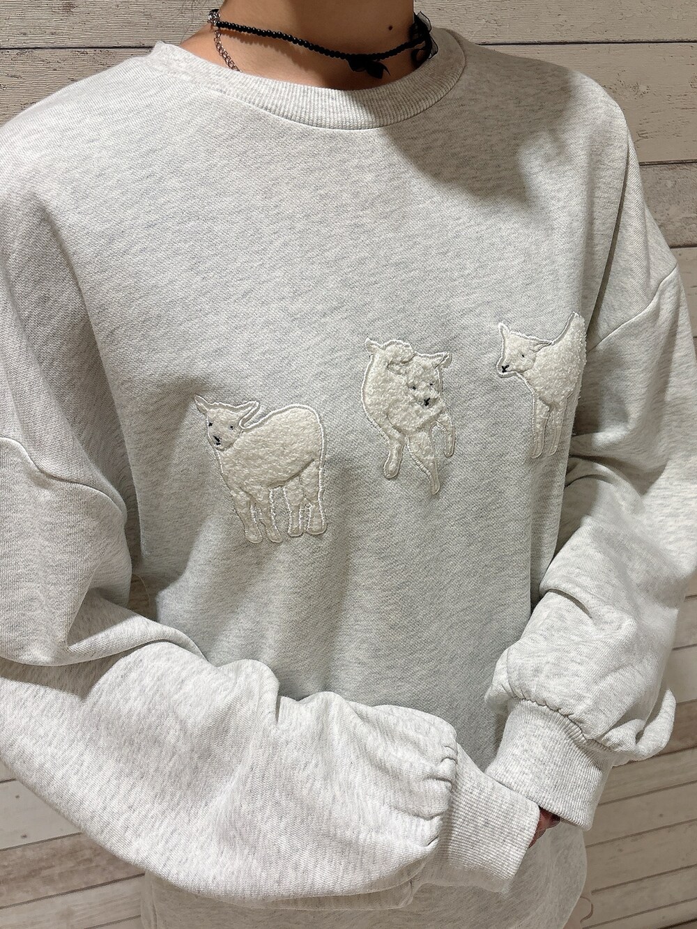 グレー系のスウェット、その他のスカート、レッド系のローファーを着用したレディースの秋コーディネートの5枚目の写真