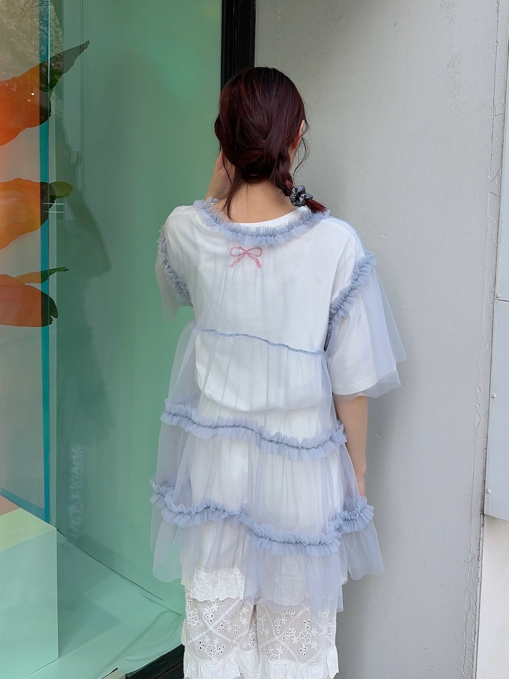 ホワイト系のTシャツ/カットソー、ブルー系のチュニック、ホワイト系のその他パンツを着用したレディースの春コーディネートの4枚目の写真
