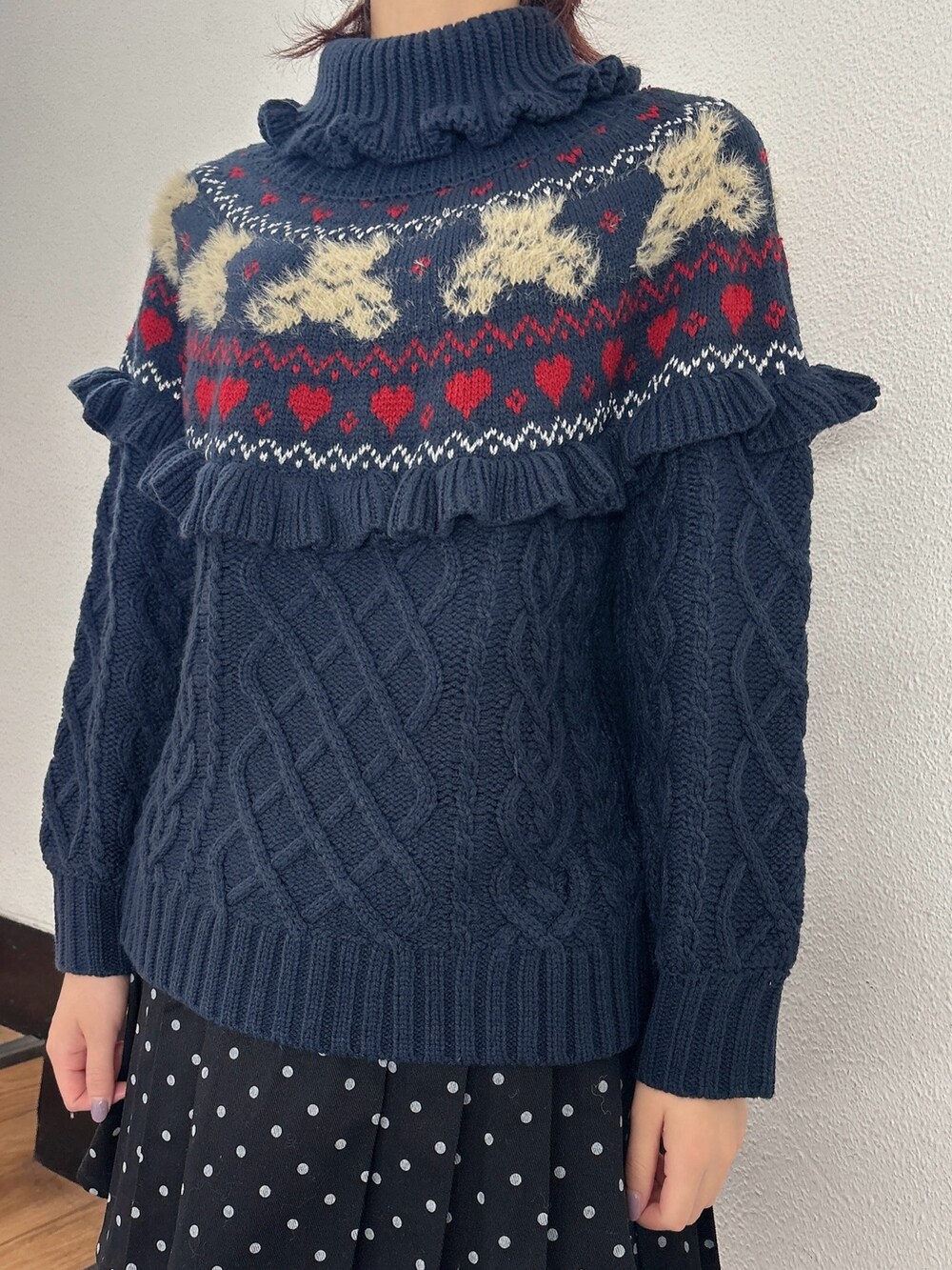 ブルー系のニット/セーター、ブラック系のスラックス、ブラック系のスカートを着用したレディースの秋コーディネートの5枚目の写真