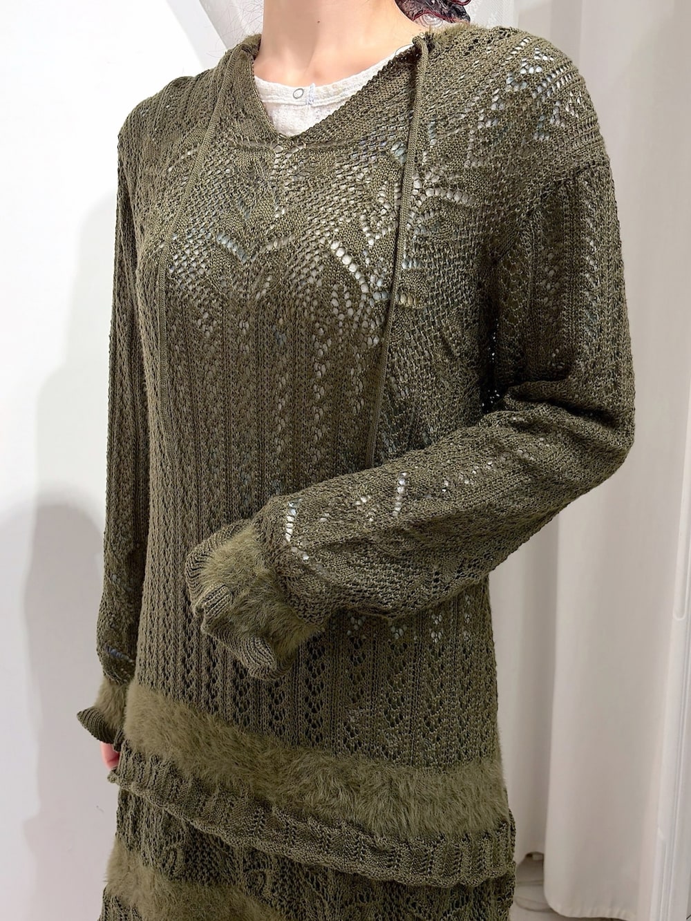 グレー系のデニムパンツ、ホワイト系のスニーカー、グリーン系のワンピースを着用したレディースの夏コーディネートの6枚目の写真