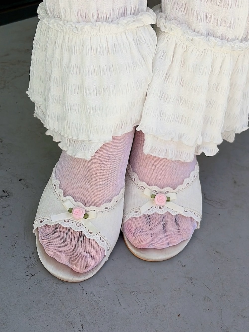 ブラック系のワンピース、ホワイト系のその他パンツ、ホワイト系のサンダルを着用したレディースの春コーディネートの7枚目の写真