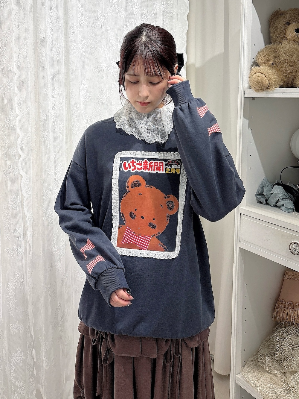 グレー系のスウェット、ブラウン系のトートバッグ、ブラウン系のスカートを着用したレディースの秋コーディネートの4枚目の写真