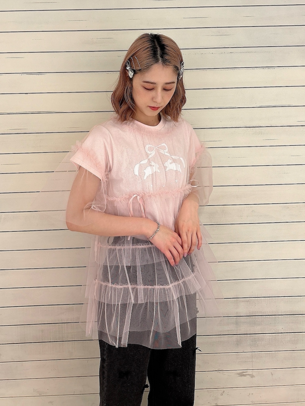 ピンク系のTシャツ/カットソー、ピンク系のTシャツ/カットソー、ブラック系のデニムパンツを着用したレディースの夏コーディネートの3枚目の写真