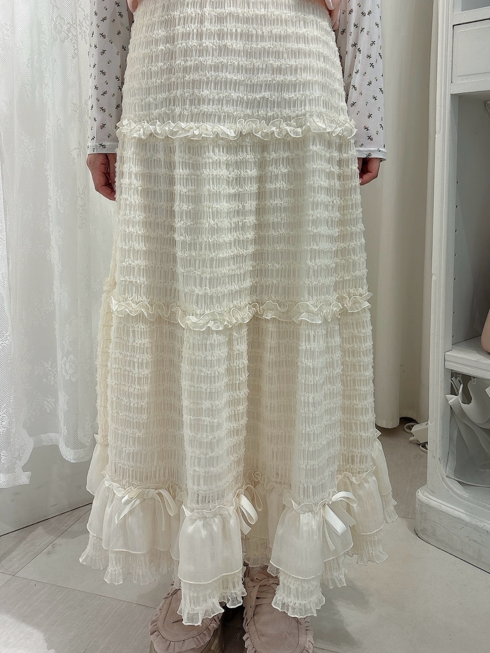 ピンク系のTシャツ/カットソー、ホワイト系のスカート、ピンク系のローファーを着用したレディースの夏コーディネートの6枚目の写真