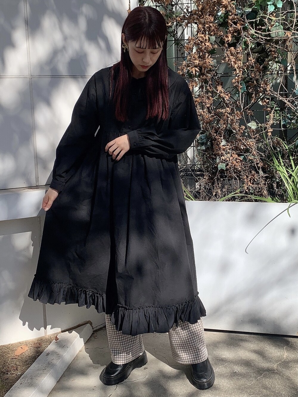 ブラウン系のその他アウター、ブラック系のブーツ、ブラック系のワンピースを着用したレディースの秋コーディネートの3枚目の写真