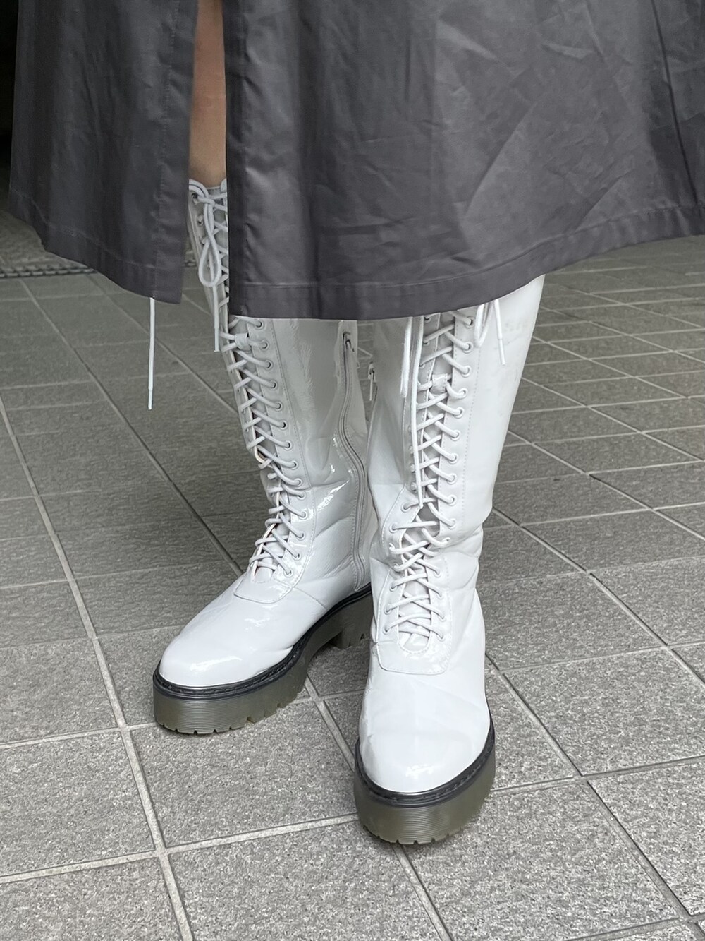 ブラック系のワンピース、ブラック系のシャツ/ブラウス、ブルー系のドレスシューズを着用したレディースの春コーディネートの4枚目の写真