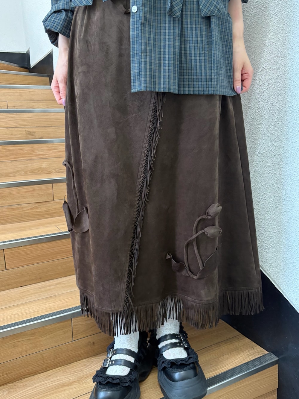 グリーン系のシャツ/ブラウス、ブラウン系のスカート、ブラック系のスニーカーを着用したレディースの夏コーディネートの7枚目の写真