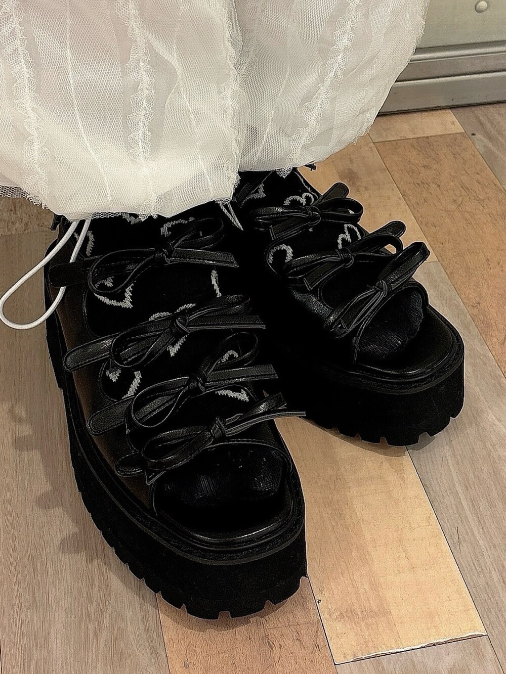 ホワイト系のTシャツ/カットソー、ホワイト系のTシャツ/カットソー、ホワイト系のカーゴパンツを着用したレディースの夏コーディネートの7枚目の写真