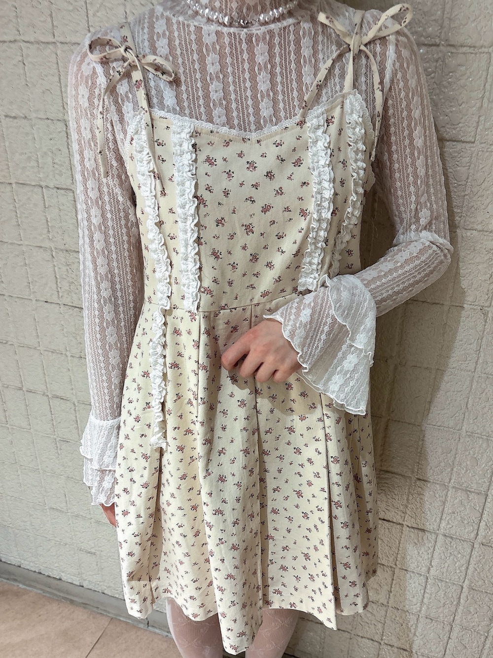 ホワイト系のワンピース、ホワイト系のスニーカー、ホワイト系のTシャツ/カットソーを着用したレディースの春コーディネートの5枚目の写真