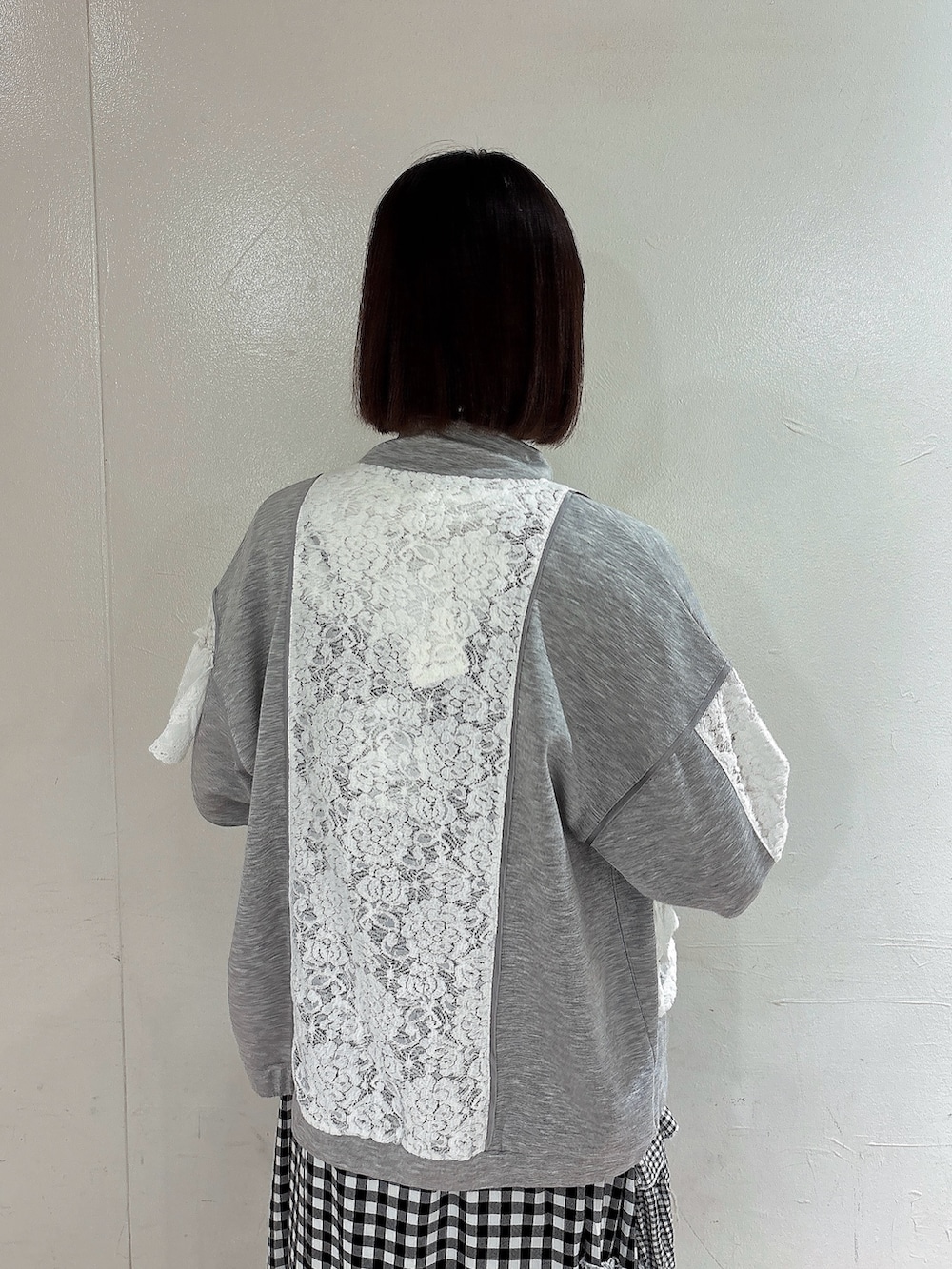 その他のワンピース、グレー系のジャージ、ホワイト系のTシャツ/カットソーを着用したレディースの春コーディネートの4枚目の写真