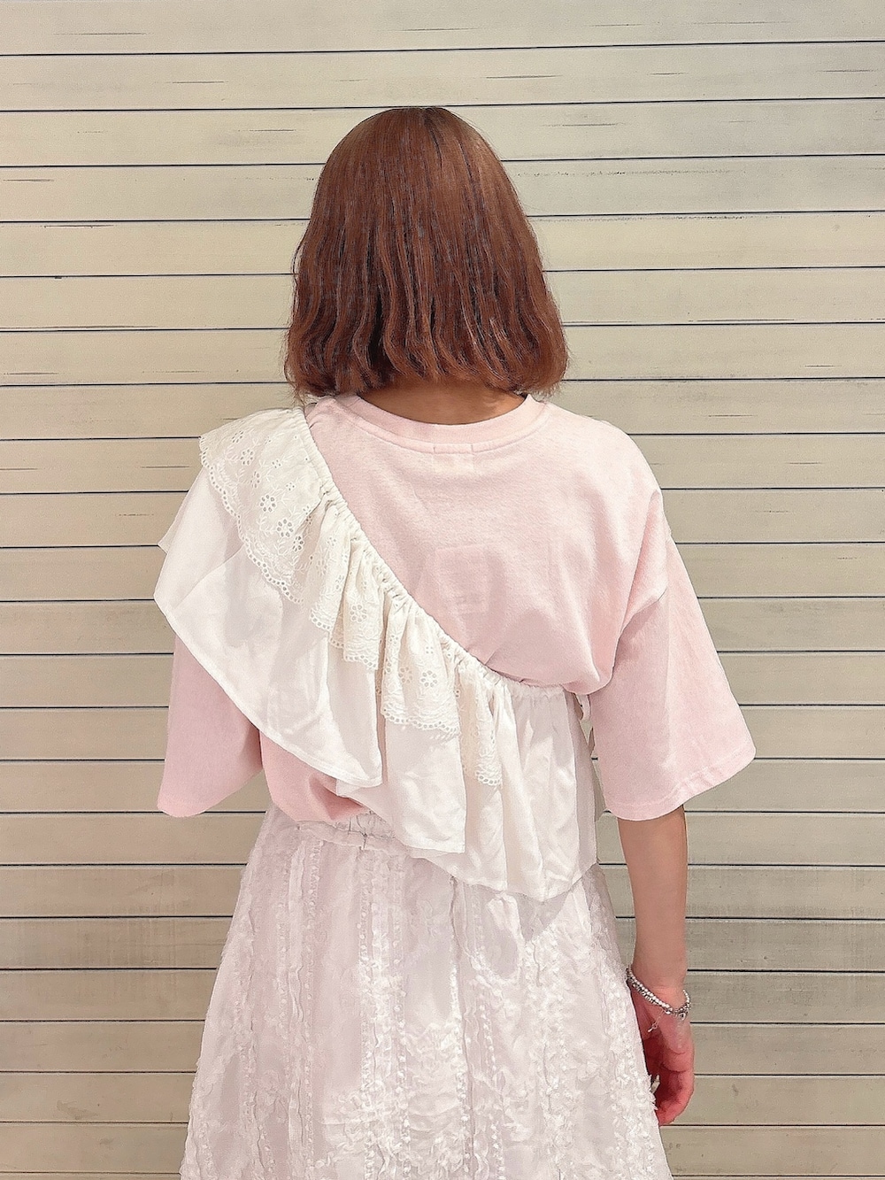 ホワイト系のスカート、ピンク系のTシャツ/カットソー、ブラック系のサンダルを着用したレディースの夏コーディネートの4枚目の写真