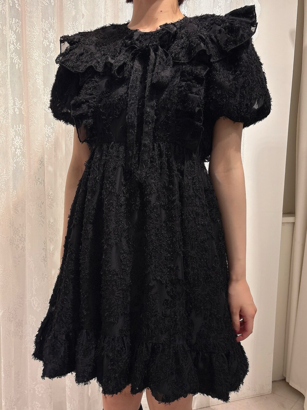 ブラック系のワンピース、ブラック系のサンダル、レッド系のハンドバッグを着用したレディースの夏コーディネートの5枚目の写真