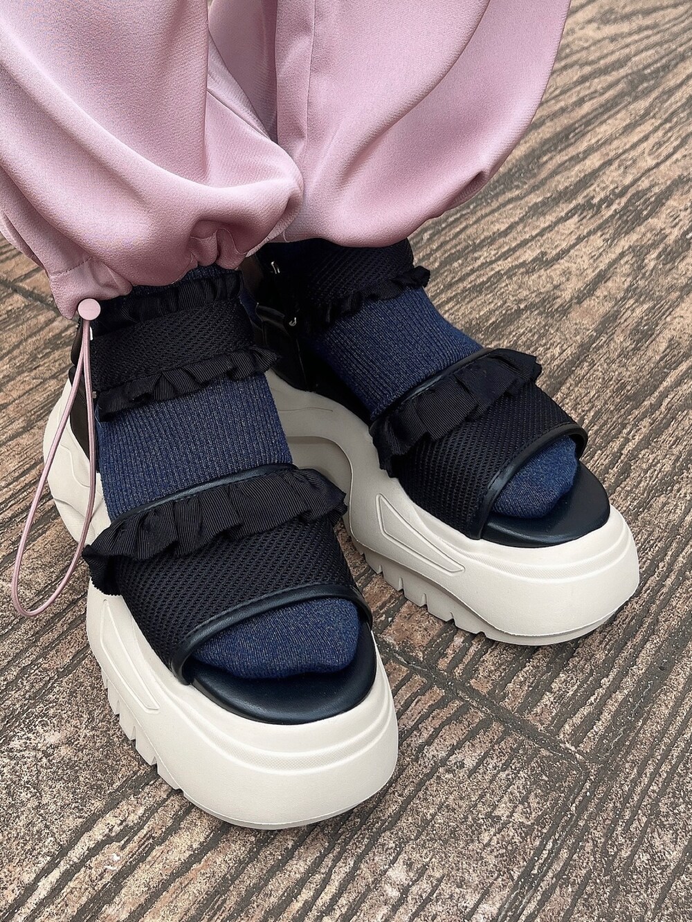 ピンク系のカーゴパンツ、ブラック系のサンダル、グレー系のTシャツ/カットソーを着用したレディースの夏コーディネートの3枚目の写真