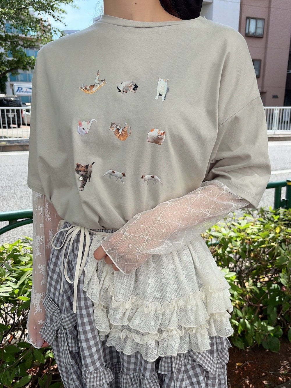 グレー系のスカート、ホワイト系のバレエシューズ、グリーン系のTシャツ/カットソーを着用したレディースの春コーディネートの5枚目の写真