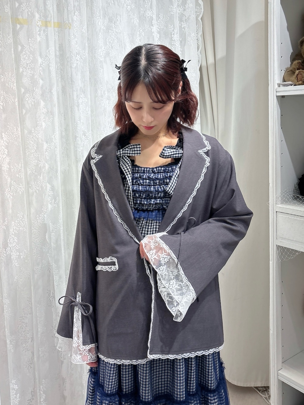 ブルー系のワンピース、ブラック系のスニーカー、ブラック系のシャツ/ブラウスを着用したレディースの冬コーディネートの3枚目の写真