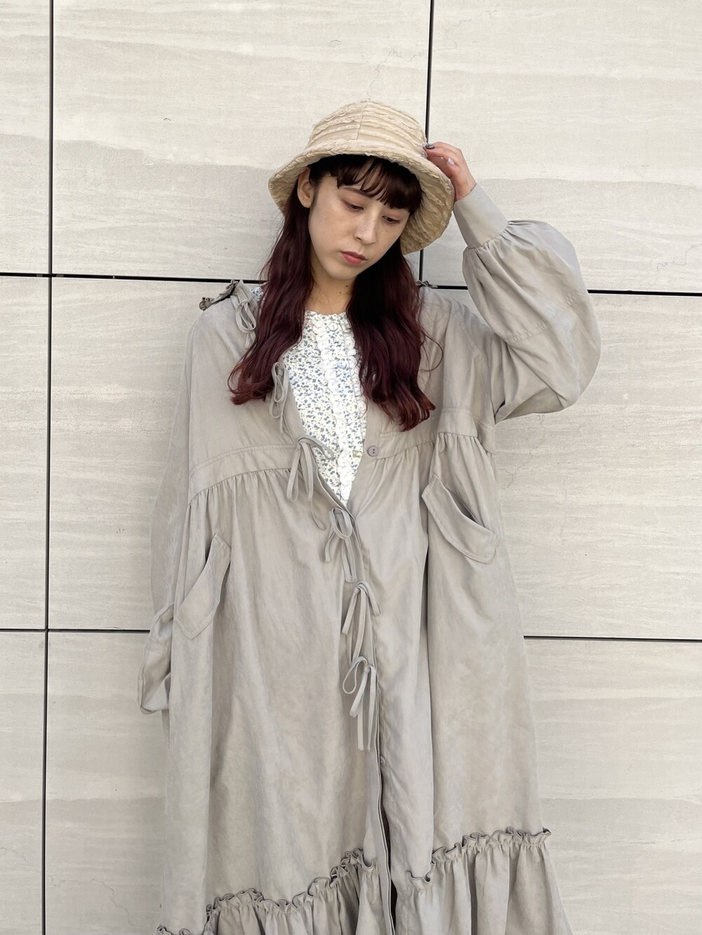 ベージュ系のワンピース、ホワイト系のその他パンツ、ピンク系のその他シューズを着用したレディースの春コーディネートの2枚目の写真