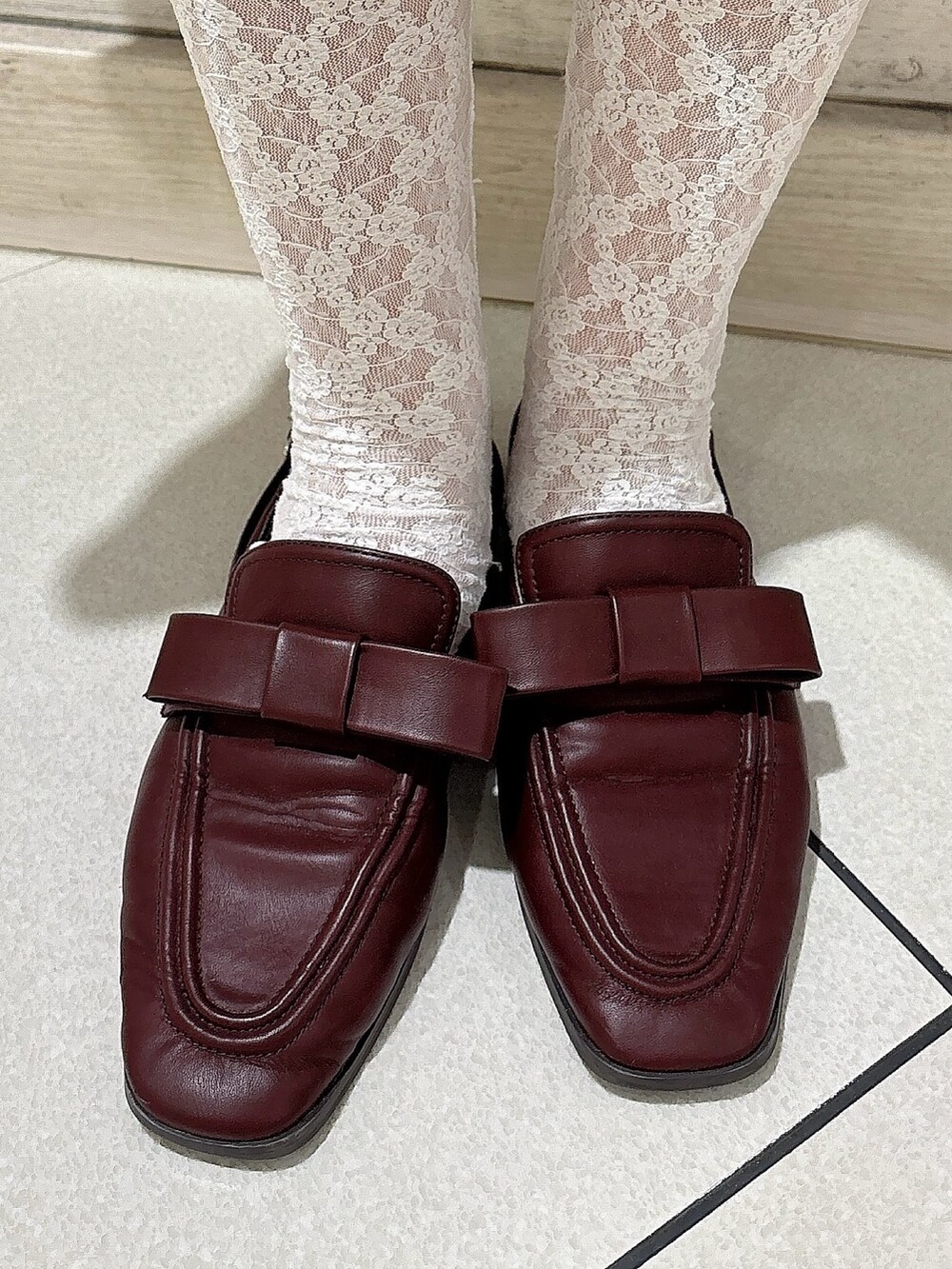 グレー系のスウェット、その他のスカート、レッド系のローファーを着用したレディースの秋コーディネートの7枚目の写真