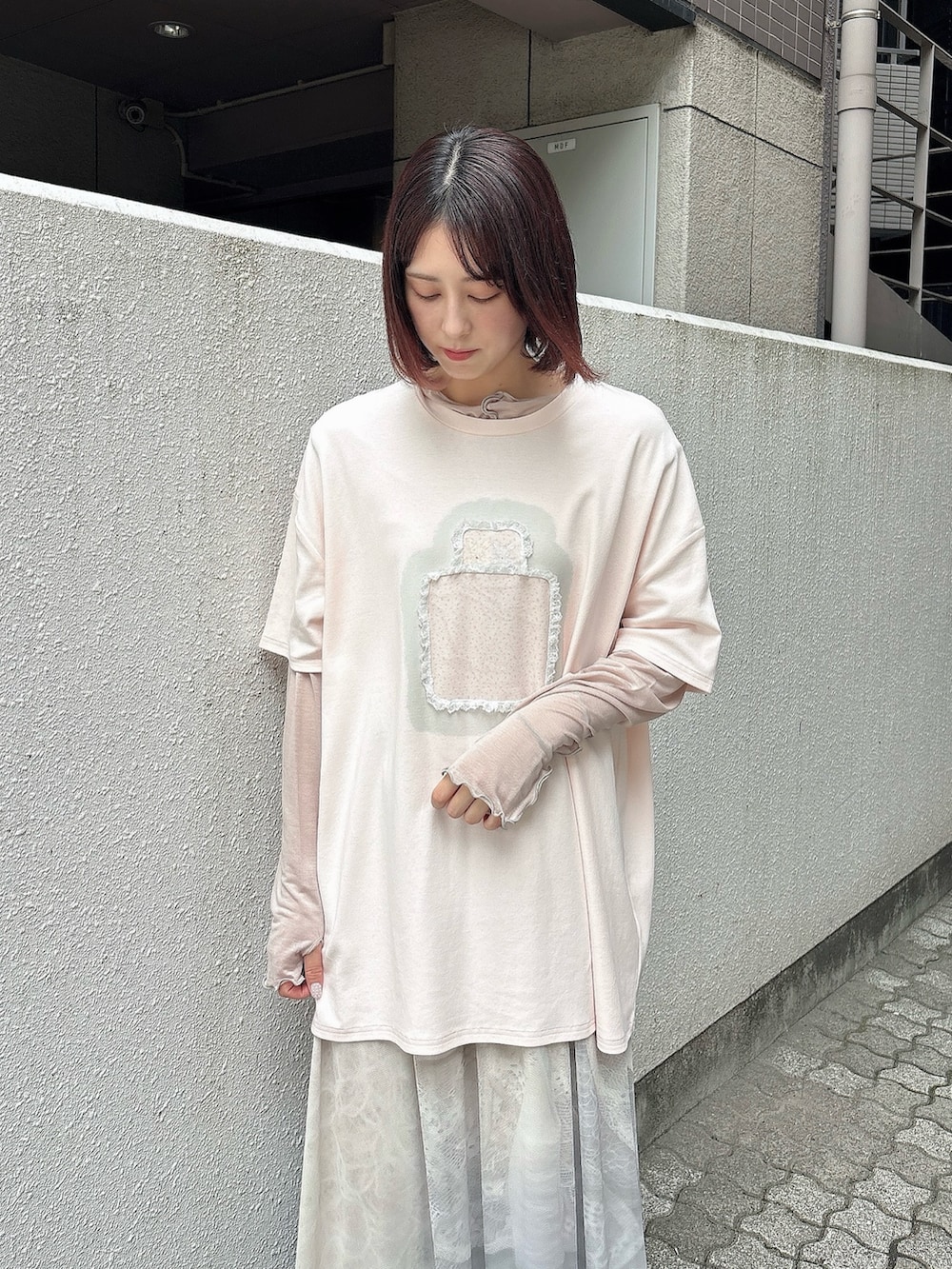 ピンク系のTシャツ/カットソー、ベージュ系のTシャツ/カットソー、グリーン系のスカートを着用したレディースの夏コーディネートの3枚目の写真