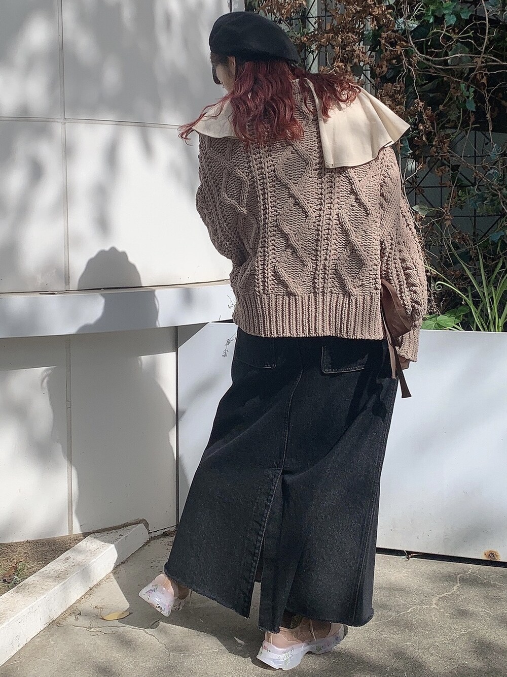 ブラウン系のカーディガン/ボレロ、ベージュ系のTシャツ/カットソー、ブラック系のスカートを着用したレディースの秋コーディネートの3枚目の写真