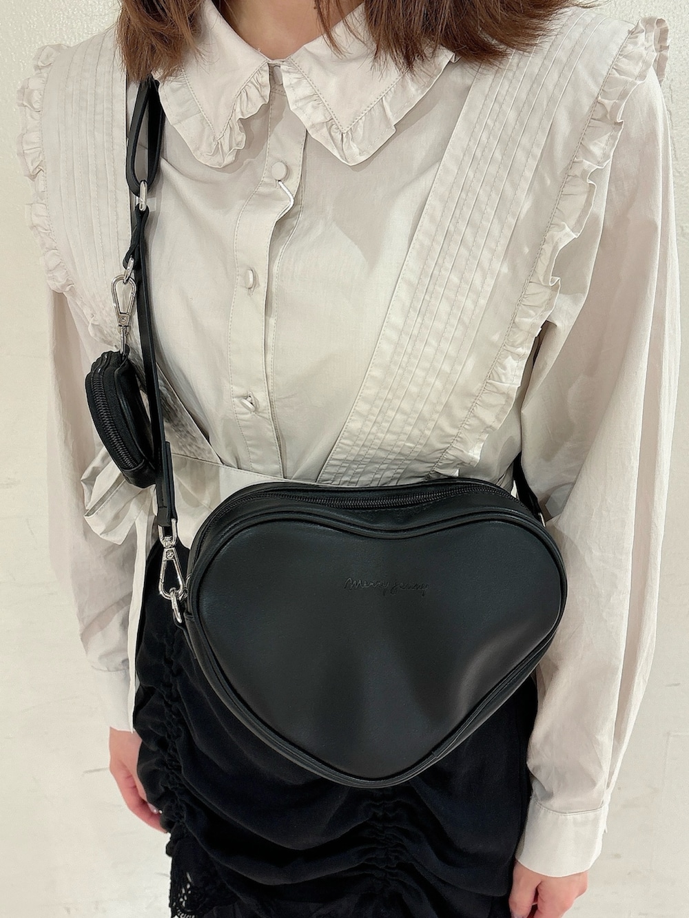 グレー系のシャツ/ブラウス、ブラック系のショルダーバッグ、ブラック系のスラックスを着用したレディースの秋コーディネートの5枚目の写真