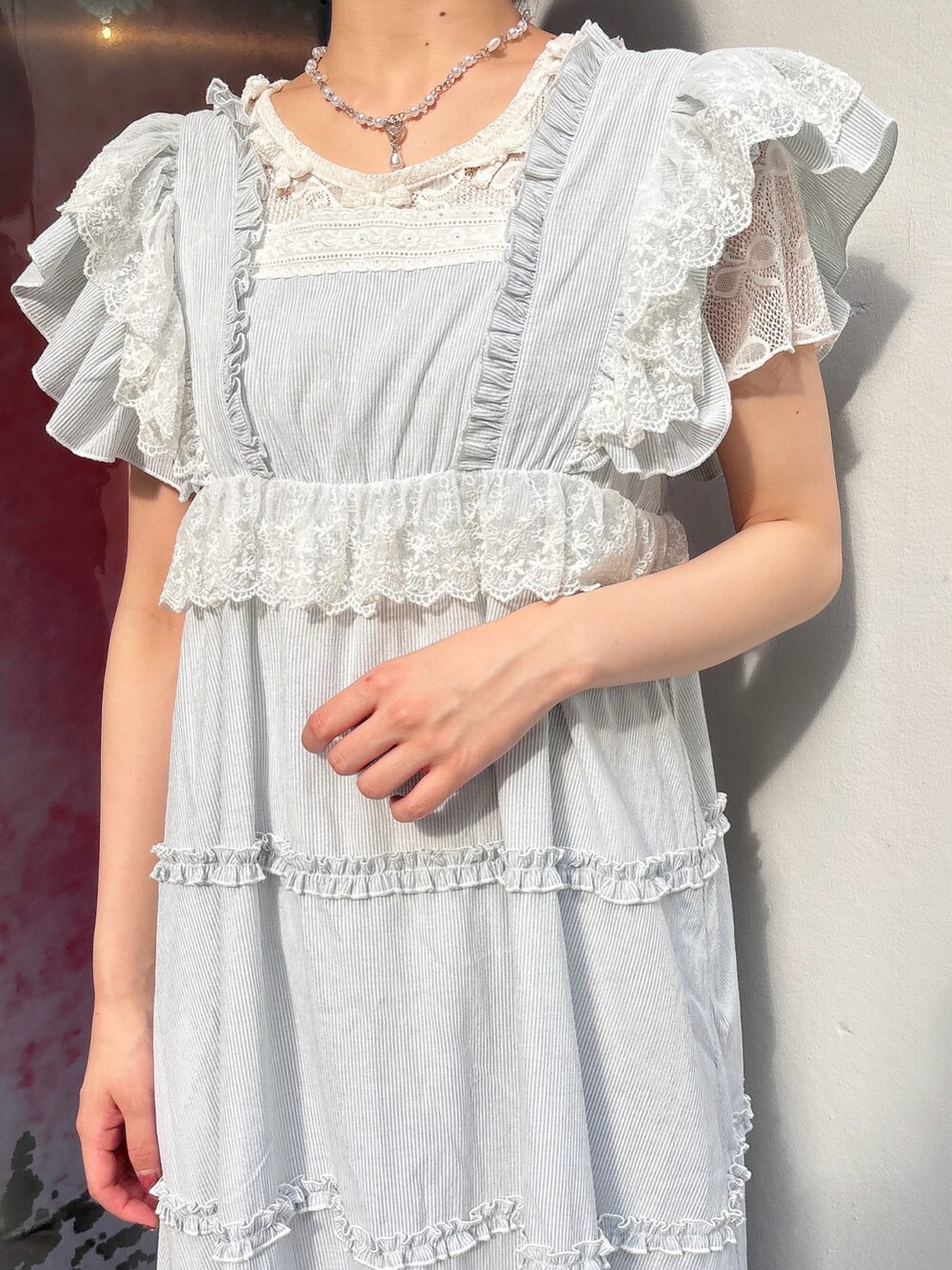 グリーン系のワンピース、ピンク系のサンダル、ホワイト系のTシャツ/カットソーを着用したレディースの夏コーディネートの5枚目の写真