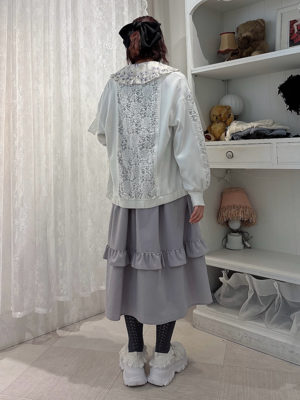 ホワイト系のジャージ、パープル系のワンピース、ホワイト系のスニーカーを着用したレディースの夏コーディネートの2枚目の写真