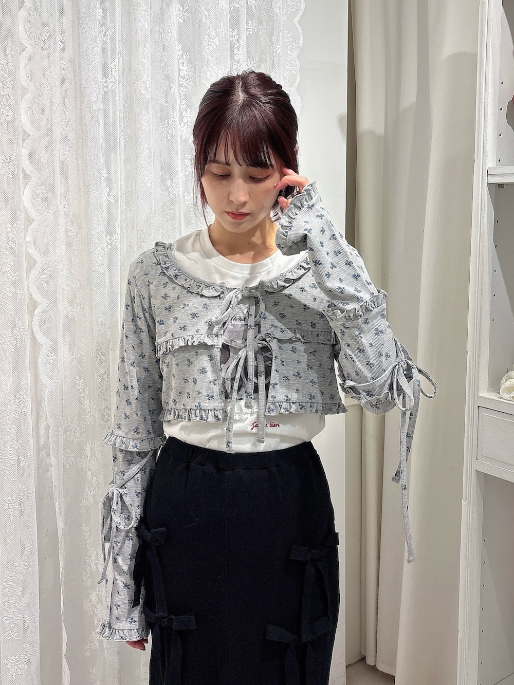 ブラック系のスカート、グレー系のカーディガン/ボレロ、ホワイト系のTシャツ/カットソーを着用したレディースの夏コーディネートの3枚目の写真