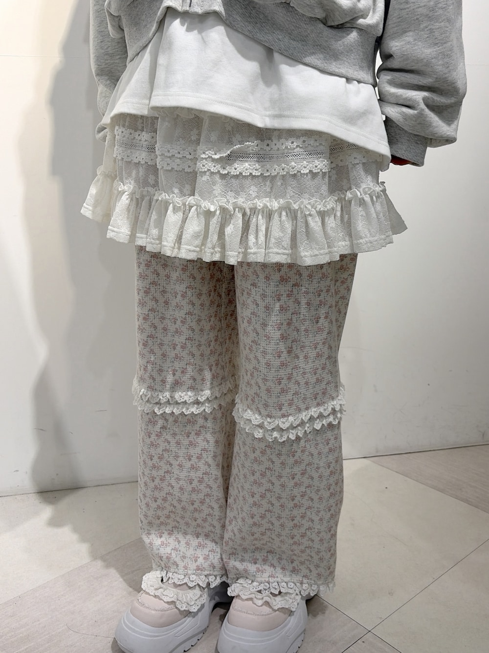 ホワイト系のスカート、ピンク系のカーゴパンツ、ホワイト系のTシャツ/カットソーを着用したレディースの夏コーディネートの6枚目の写真