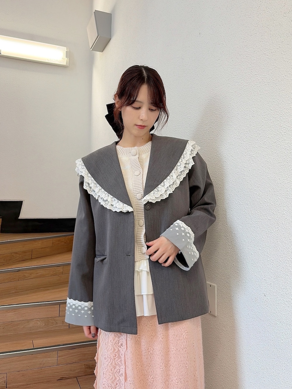 ピンク系のスカート、ピンク系のバレエシューズ、ホワイト系のハンドバッグを着用したレディースの夏コーディネートの4枚目の写真