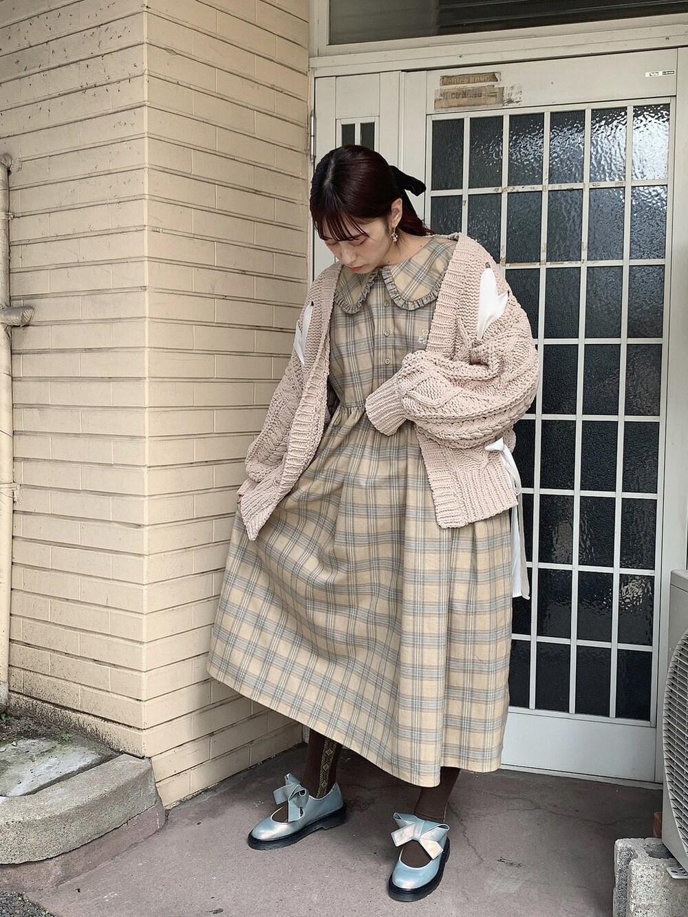 ブルー系のパンプス、ベージュ系のカーディガン/ボレロ、ベージュ系のワンピースを着用したレディースの秋コーディネートの2枚目の写真