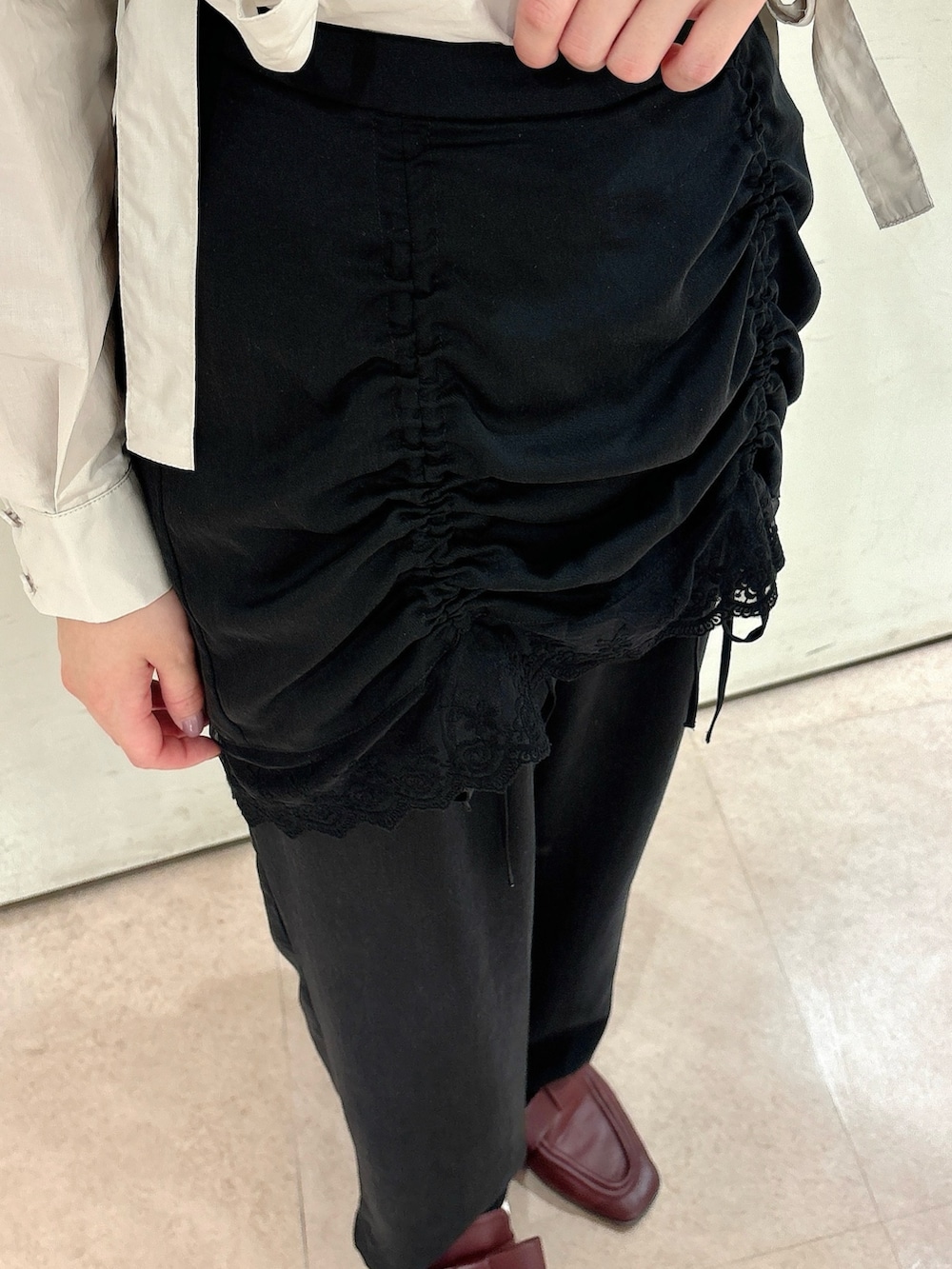 グレー系のシャツ/ブラウス、ブラック系のショルダーバッグ、ブラック系のスラックスを着用したレディースの秋コーディネートの7枚目の写真