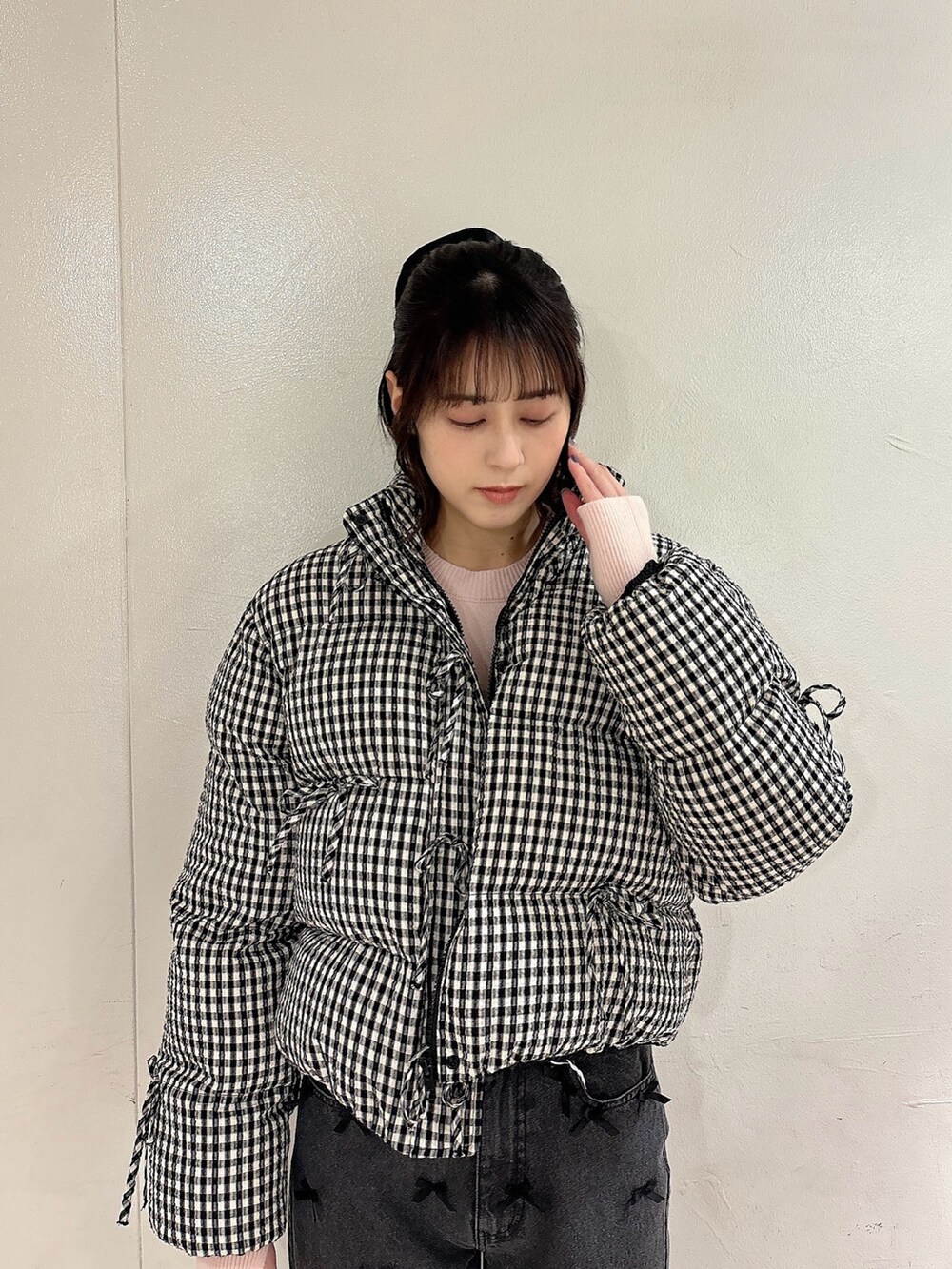 ブラック系のデニムパンツ、シルバー系のバレエシューズ、その他のブルゾンを着用したレディースの秋コーディネートの3枚目の写真