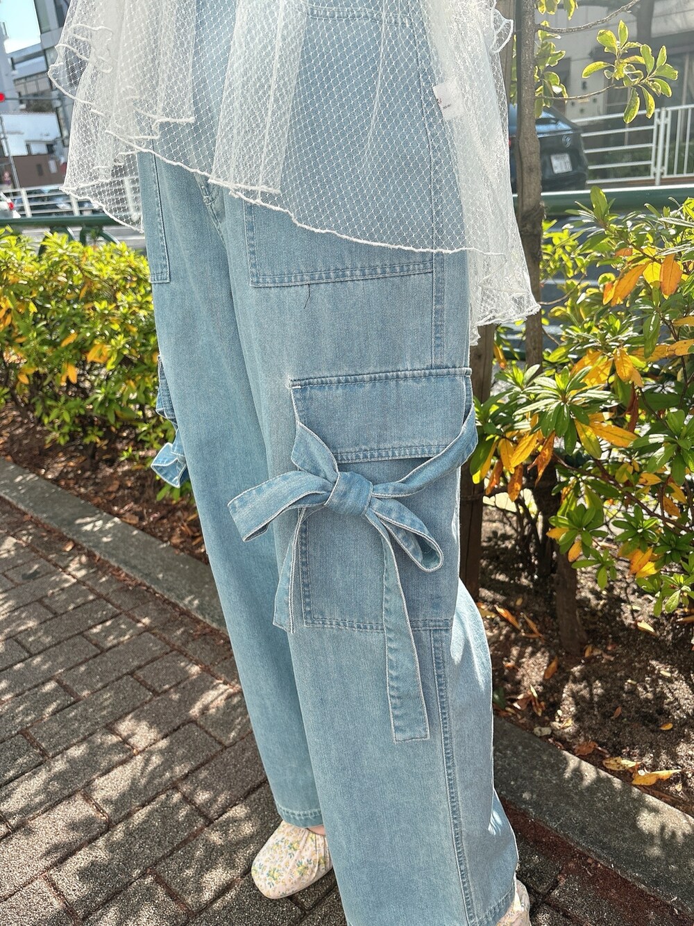 ブルー系のTシャツ/カットソー、ホワイト系のシャツ/ブラウス、ブルー系のデニムパンツを着用したレディースの冬コーディネートの5枚目の写真
