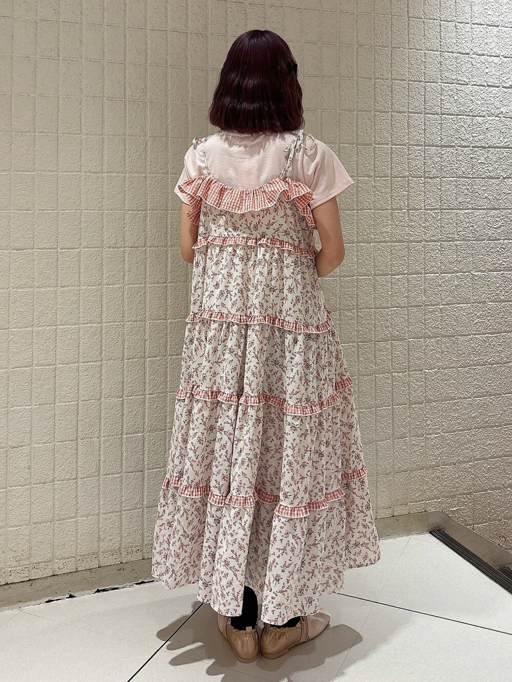 ピンク系のワンピース、ピンク系のTシャツ/カットソー、ゴールド系のバレエシューズを着用したレディースの春コーディネートの2枚目の写真