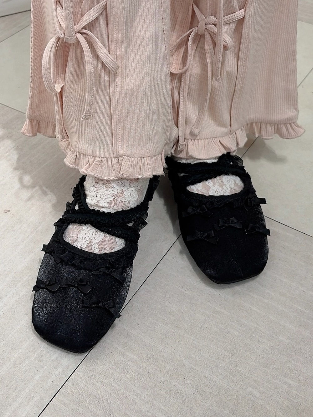 ブラック系のワンピース、ピンク系のその他パンツ、ブラック系のバレエシューズを着用したレディースの春コーディネートの7枚目の写真