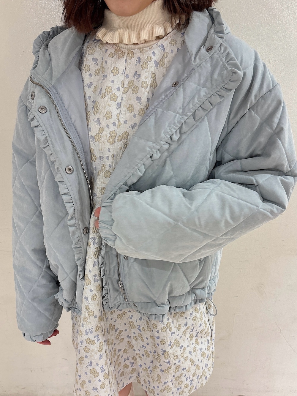 ホワイト系のワンピース、ホワイト系のローファー、ブルー系のダウンジャケット/コートを着用したレディースの冬コーディネートの5枚目の写真